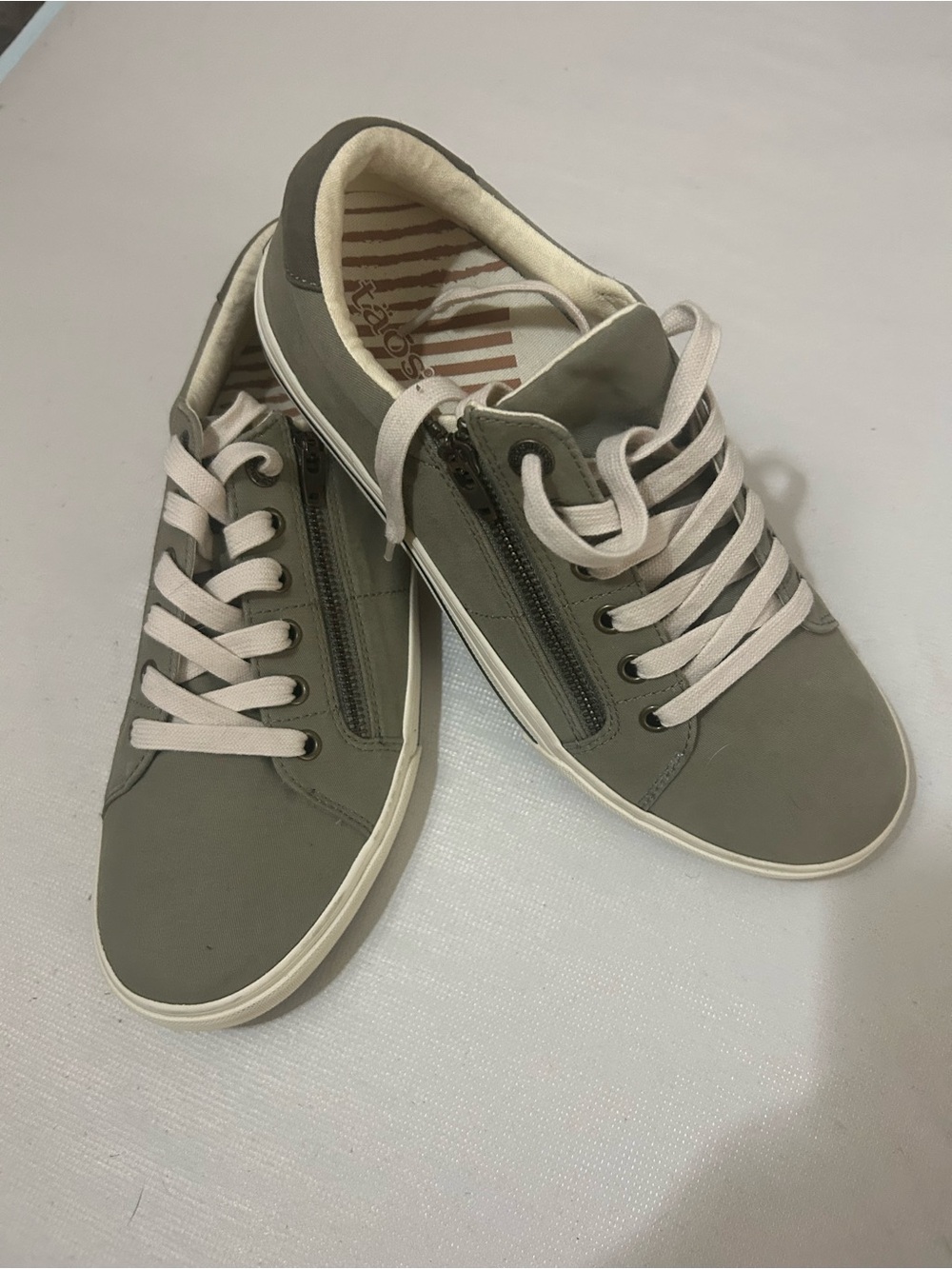 Taos Footwear Olive Green Low-Top Sneakers with Cream Laces